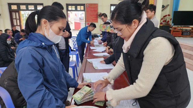 Cận Tết, người dân phấn khởi nhận bồi thường giải phóng mặt bằng sân bay Gia Bình- Ảnh 2. Cận Tết, người dân phấn khởi nhận bồi thường giải phóng mặt bằng sân bay Gia Bình- Ảnh 2.