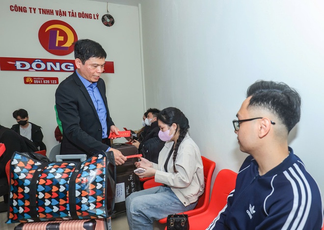 Thứ trưởng Lê Anh Tuấn: Mục tiêu cao nhất là phục vụ người dân về quê an toàn, văn minh- Ảnh 4. Thứ trưởng Lê Anh Tuấn: Mục tiêu cao nhất là phục vụ người dân về quê an toàn, văn minh- Ảnh 4.