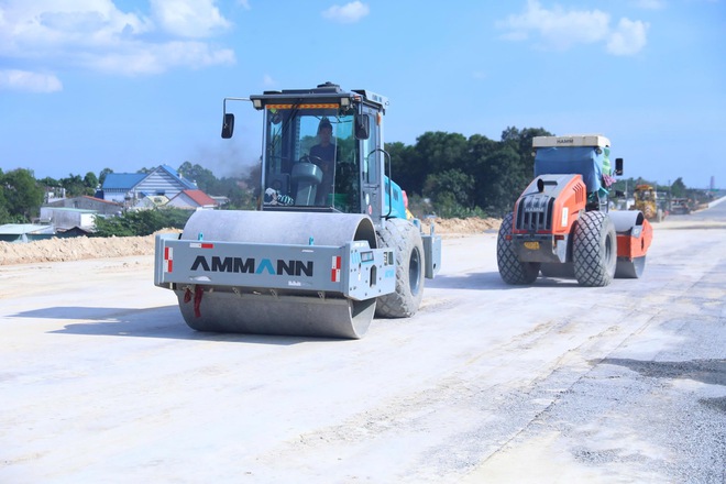 Tết kh&ocirc;ng nghỉ tr&ecirc;n c&ocirc;ng trường cao tốc, cầu lớn, s&acirc;n bay Long Th&agrave;nh- Ảnh 5.