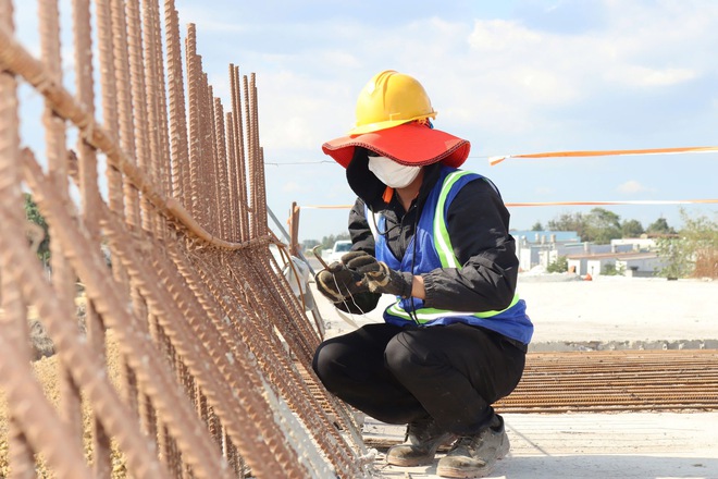 Tết kh&ocirc;ng nghỉ tr&ecirc;n c&ocirc;ng trường cao tốc, cầu lớn, s&acirc;n bay Long Th&agrave;nh- Ảnh 2.