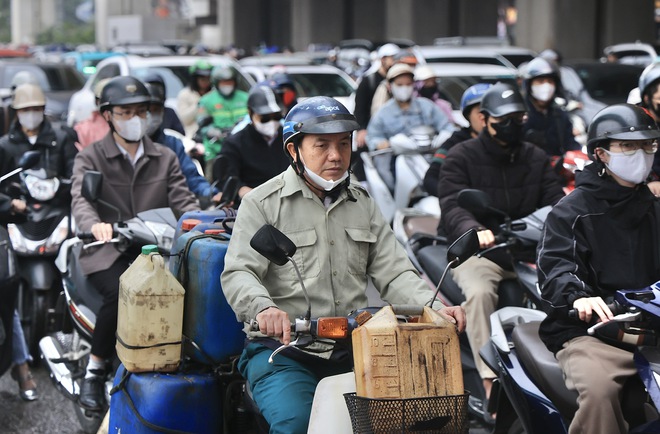 Xe cộ nh&iacute;ch từng m&eacute;t, H&agrave; Nội &ugrave;n tắc diện rộng sau Tết Nguy&ecirc;n đ&aacute;n- Ảnh 9.