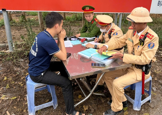 CSGT Bắc Ninh xử lý nghiêm vi phạm, bảo đảm ATGT cho lễ hội xuân- Ảnh 5. CSGT Bắc Ninh xử lý nghiêm vi phạm, bảo đảm ATGT cho lễ hội xuân- Ảnh 5.
