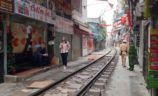 H&agrave; Nội: Cảnh s&aacute;t mời du kh&aacute;ch rời phố c&agrave; ph&ecirc; đường t&agrave;u, check camera để phạt nguội- Ảnh 2.