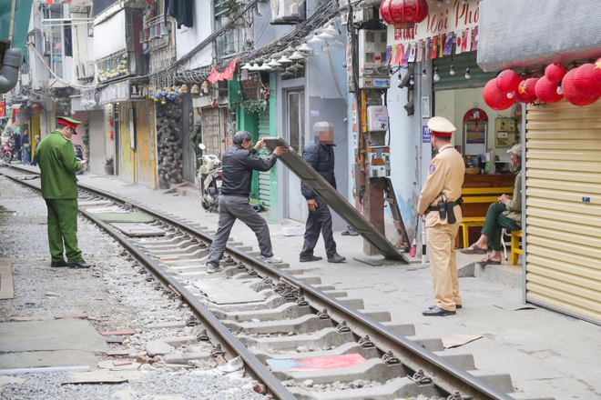 H&agrave; Nội: Cảnh s&aacute;t mời du kh&aacute;ch rời phố c&agrave; ph&ecirc; đường t&agrave;u, check camera để phạt nguội- Ảnh 3.