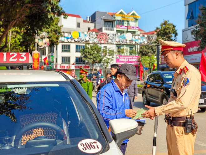 Công an Hà Nội sẵn sàng đảm bảo an ninh trật tự, ATGT phục vụ hơn 6 triệu cử tri đi bầu cử- Ảnh 3. Công an Hà Nội sẵn sàng đảm bảo an ninh trật tự, ATGT phục vụ hơn 6 triệu cử tri đi bầu cử- Ảnh 3.