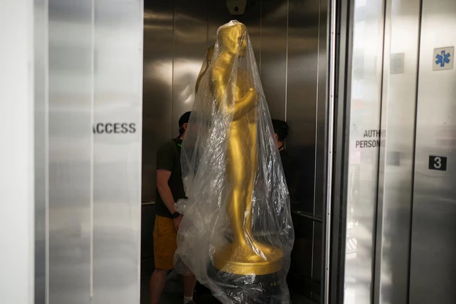 Hậu trường chuẩn bị Oscar 2026: An ninh được siết chặt, thảm đỏ đ&atilde; sẵn s&agrave;ng- Ảnh 4.