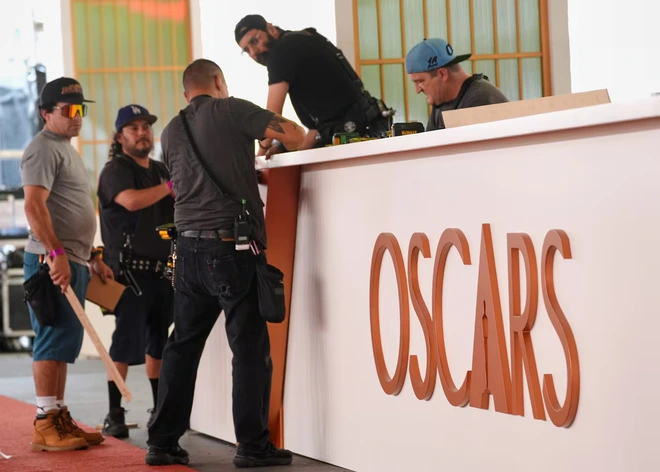 Hậu trường chuẩn bị Oscar 2026: An ninh được siết chặt, thảm đỏ đ&atilde; sẵn s&agrave;ng- Ảnh 5.