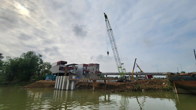 Bờ k&egrave; trăm tỷ đồng chống sạt lở đ&ecirc; hữu Cầu chạy đua trước m&ugrave;a lũ- Ảnh 2.