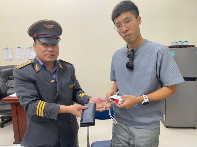 Kh&aacute;ch nước ngo&agrave;i vui mừng được tổ t&agrave;u trao trả t&agrave;i sản gi&aacute; trị bỏ qu&ecirc;n- Ảnh 1.