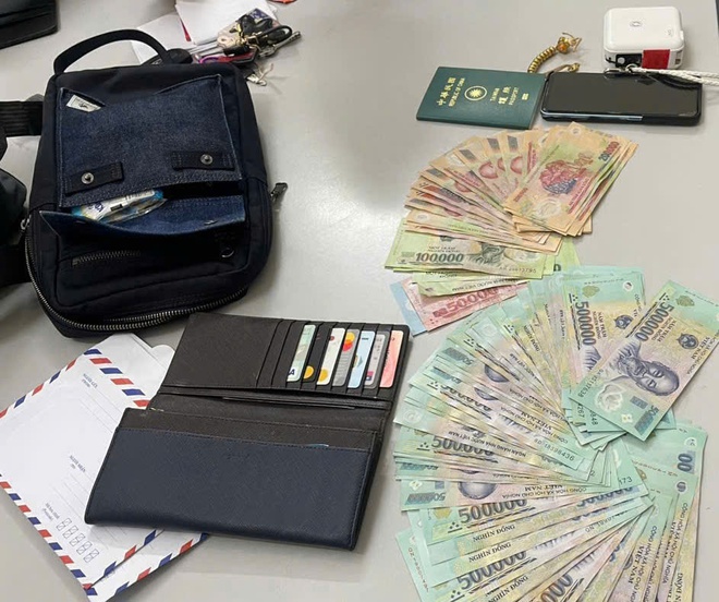 Kh&aacute;ch nước ngo&agrave;i vui mừng được tổ t&agrave;u trao trả t&agrave;i sản gi&aacute; trị bỏ qu&ecirc;n- Ảnh 2.