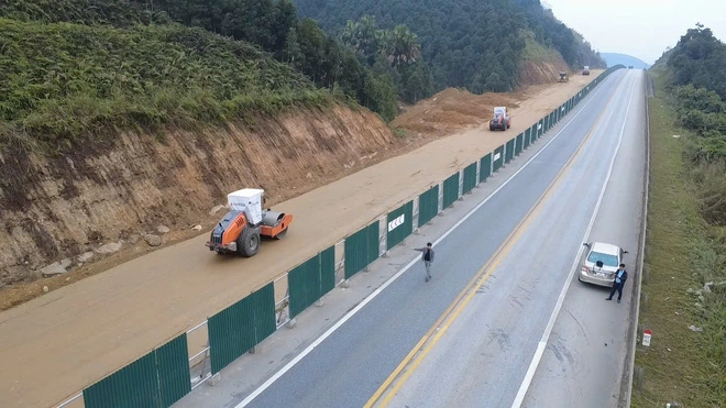 Biến động giá xăng dầu: Nhà thầu xây dựng “gồng mình” giữ tiến độ thi công- Ảnh 4. Biến động giá xăng dầu: Nhà thầu xây dựng “gồng mình” giữ tiến độ thi công- Ảnh 4.