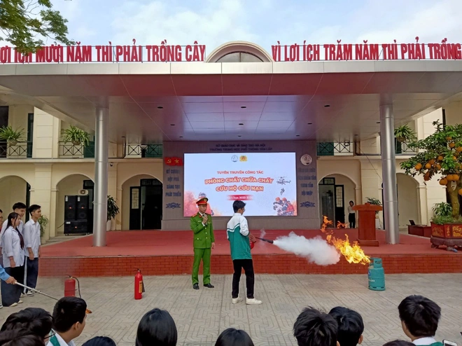Học sinh Hà Nội được học kỹ năng thoát nạn, chữa cháy- Ảnh 9. Học sinh Hà Nội được học kỹ năng thoát nạn, chữa cháy- Ảnh 9.