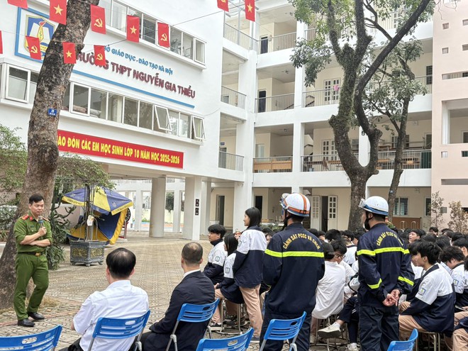 Học sinh Hà Nội được học kỹ năng thoát nạn, chữa cháy- Ảnh 7. Học sinh Hà Nội được học kỹ năng thoát nạn, chữa cháy- Ảnh 7.