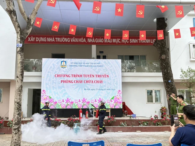 Học sinh Hà Nội được học kỹ năng thoát nạn, chữa cháy- Ảnh 5. Học sinh Hà Nội được học kỹ năng thoát nạn, chữa cháy- Ảnh 5.