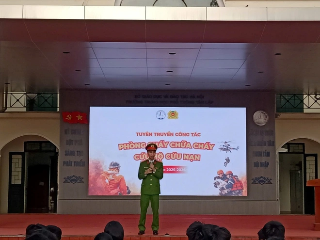 Học sinh Hà Nội được học kỹ năng thoát nạn, chữa cháy- Ảnh 10. Học sinh Hà Nội được học kỹ năng thoát nạn, chữa cháy- Ảnh 10.