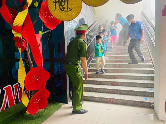 Học sinh Hà Nội được học kỹ năng thoát nạn, chữa cháy- Ảnh 3. Học sinh Hà Nội được học kỹ năng thoát nạn, chữa cháy- Ảnh 3.