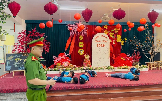 Học sinh Hà Nội được học kỹ năng thoát nạn, chữa cháy- Ảnh 2. Học sinh Hà Nội được học kỹ năng thoát nạn, chữa cháy- Ảnh 2.