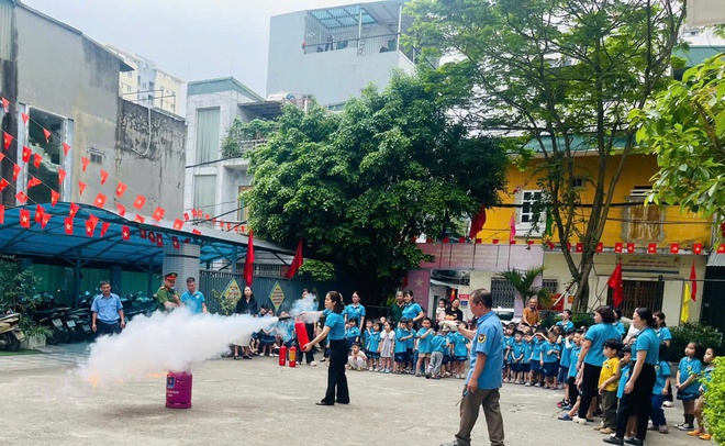 Học sinh Hà Nội được học kỹ năng thoát nạn, chữa cháy- Ảnh 4. Học sinh Hà Nội được học kỹ năng thoát nạn, chữa cháy- Ảnh 4.