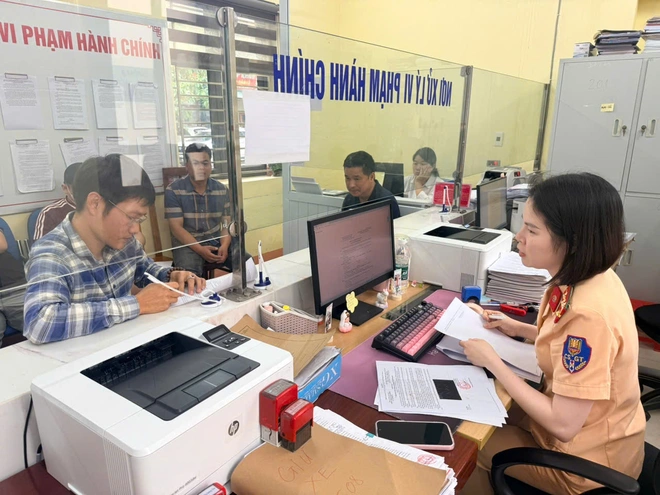 Từ phản &aacute;nh của người d&acirc;n, CSGT xử l&yacute; nhiều l&aacute;i xe vi phạm vượt ẩu tr&ecirc;n QL1A- Ảnh 7.