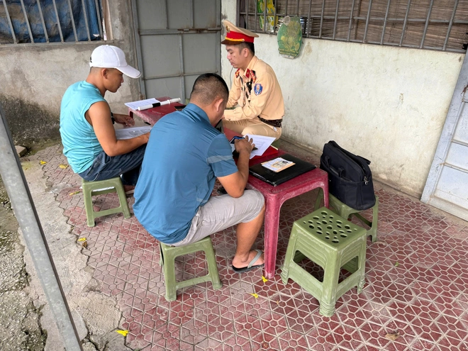 Từ phản &aacute;nh của người d&acirc;n, CSGT xử l&yacute; nhiều l&aacute;i xe vi phạm vượt ẩu tr&ecirc;n QL1A- Ảnh 6.