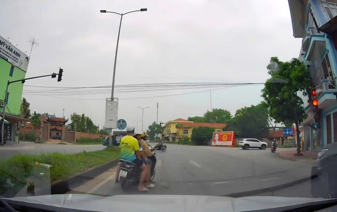 "L&agrave;m ảo thuật" trước đ&egrave;n đỏ, người phụ nữ ở Bắc Ninh bị phạt 5 triệu đồng- Ảnh 1.