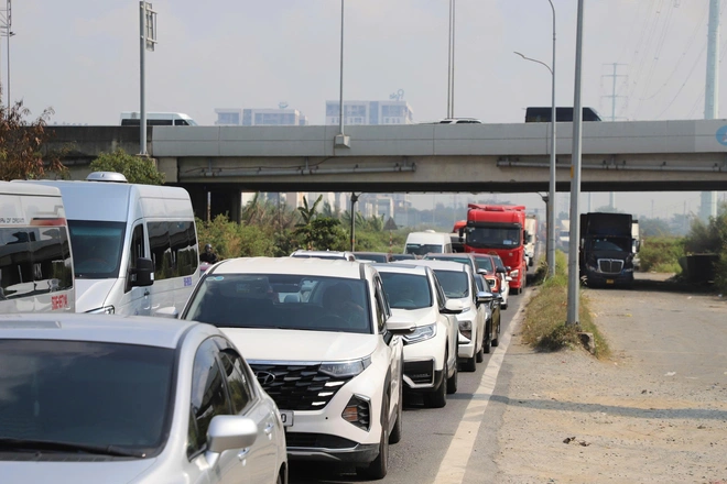 Ng&agrave;y đầu nghỉ lễ 30/4, cửa ng&otilde; ph&iacute;a Đ&ocirc;ng TP.HCM &ugrave;n tắc nhiều giờ, xe nối d&agrave;i h&agrave;ng kilomet- Ảnh 9.