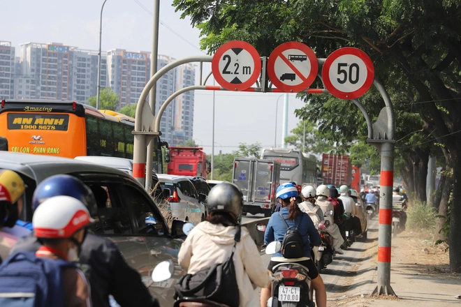 Ng&agrave;y đầu nghỉ lễ 30/4, cửa ng&otilde; ph&iacute;a Đ&ocirc;ng TP.HCM &ugrave;n tắc nhiều giờ, xe nối d&agrave;i h&agrave;ng kilomet- Ảnh 7.