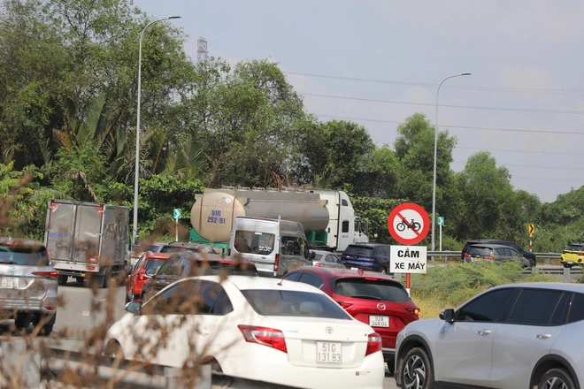 Ng&agrave;y đầu nghỉ lễ 30/4, cửa ng&otilde; ph&iacute;a Đ&ocirc;ng TP.HCM &ugrave;n tắc nhiều giờ, xe nối d&agrave;i h&agrave;ng kilomet- Ảnh 8.