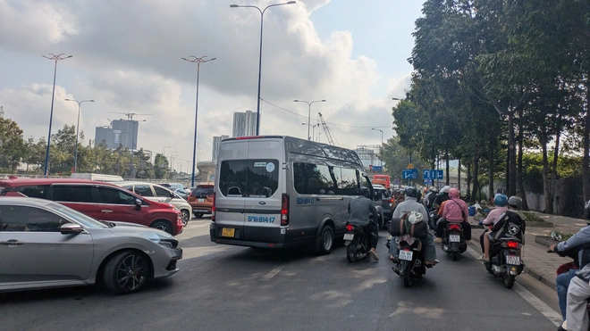 Ng&agrave;y đầu nghỉ lễ 30/4, cửa ng&otilde; ph&iacute;a Đ&ocirc;ng TP.HCM &ugrave;n tắc nhiều giờ, xe nối d&agrave;i h&agrave;ng kilomet- Ảnh 3.