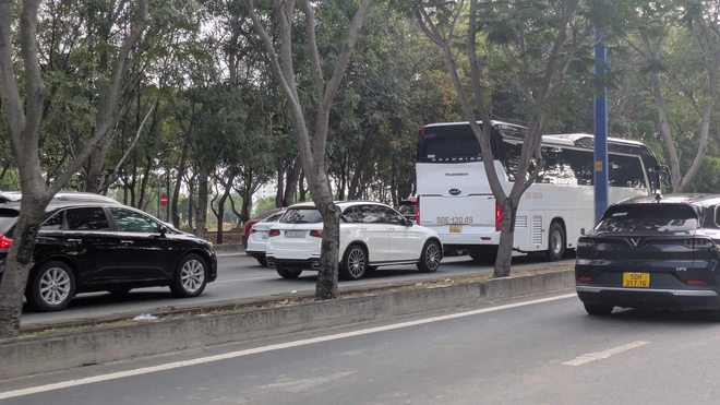 Ng&agrave;y đầu nghỉ lễ 30/4, cửa ng&otilde; ph&iacute;a Đ&ocirc;ng TP.HCM &ugrave;n tắc nhiều giờ, xe nối d&agrave;i h&agrave;ng kilomet- Ảnh 2.