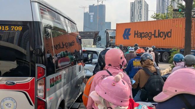 Ng&agrave;y đầu nghỉ lễ 30/4, cửa ng&otilde; ph&iacute;a Đ&ocirc;ng TP.HCM &ugrave;n tắc nhiều giờ, xe nối d&agrave;i h&agrave;ng kilomet- Ảnh 10.