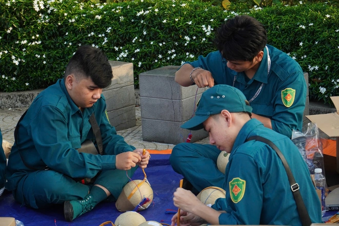 TP.HCM, Đồng Nai tất bật chuẩn bị h&agrave;ng chục trận địa ph&aacute;o hoa cho đ&ecirc;m 30/4 rực s&aacute;ng- Ảnh 3.