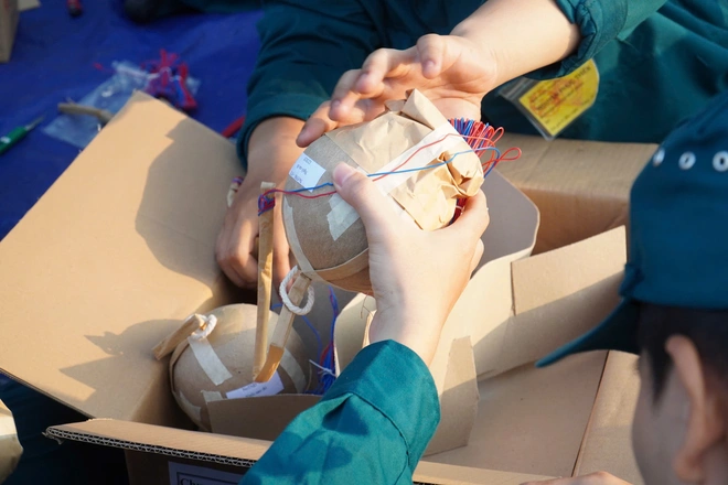 TP.HCM, Đồng Nai tất bật chuẩn bị h&agrave;ng chục trận địa ph&aacute;o hoa cho đ&ecirc;m 30/4 rực s&aacute;ng- Ảnh 8.