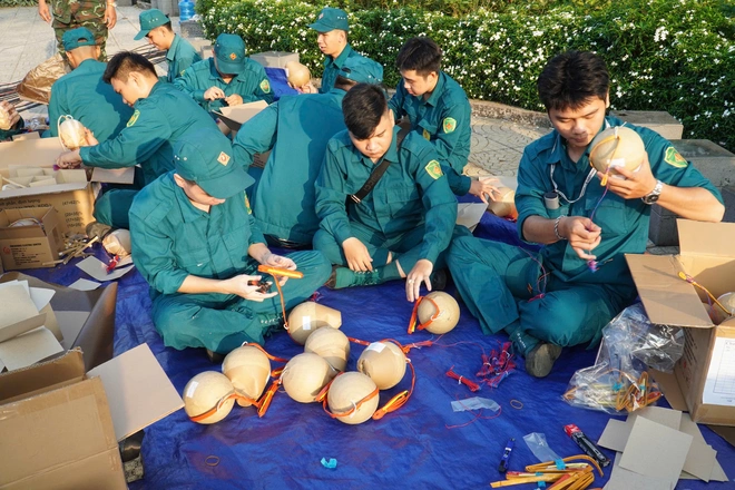 TP.HCM, Đồng Nai tất bật chuẩn bị h&agrave;ng chục trận địa ph&aacute;o hoa cho đ&ecirc;m 30/4 rực s&aacute;ng- Ảnh 2.
