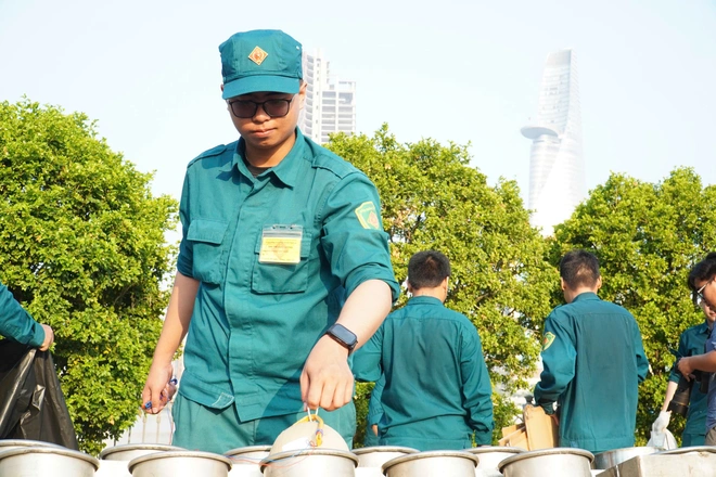 TP.HCM, Đồng Nai tất bật chuẩn bị h&agrave;ng chục trận địa ph&aacute;o hoa cho đ&ecirc;m 30/4 rực s&aacute;ng- Ảnh 4.