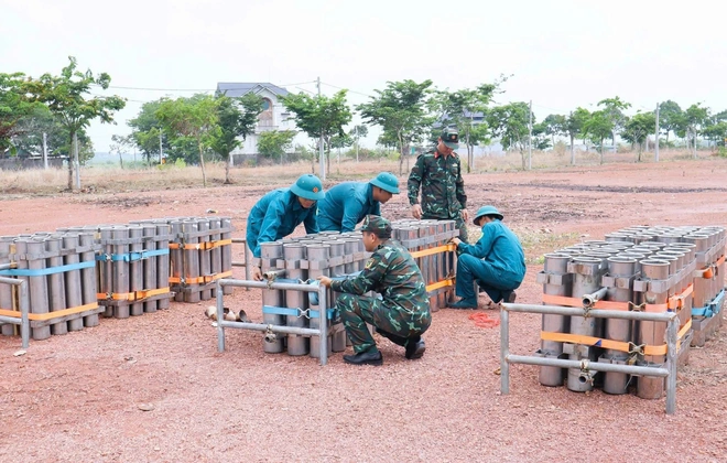 TP.HCM, Đồng Nai tất bật chuẩn bị h&agrave;ng chục trận địa ph&aacute;o hoa cho đ&ecirc;m 30/4 rực s&aacute;ng- Ảnh 15.
