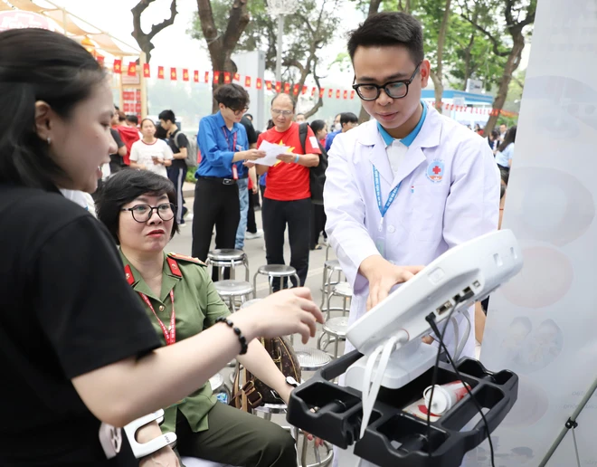 H&agrave;ng ng&agrave;n người d&acirc;n Thủ đ&ocirc; được kh&aacute;m miễn ph&iacute; tại ng&agrave;y hội Sức khỏe to&agrave;n d&acirc;n- Ảnh 2.