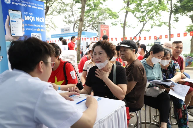 H&agrave;ng ng&agrave;n người d&acirc;n Thủ đ&ocirc; được kh&aacute;m miễn ph&iacute; tại ng&agrave;y hội Sức khỏe to&agrave;n d&acirc;n- Ảnh 4.
