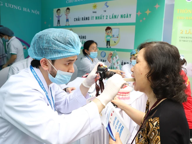 H&agrave;ng ng&agrave;n người d&acirc;n Thủ đ&ocirc; được kh&aacute;m miễn ph&iacute; tại ng&agrave;y hội Sức khỏe to&agrave;n d&acirc;n- Ảnh 3.