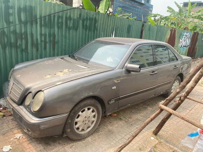 Những chiếc xe sang tiền tỷ bị bỏ quên trên phố- Ảnh 4. Những chiếc xe sang tiền tỷ bị bỏ quên trên phố- Ảnh 4.