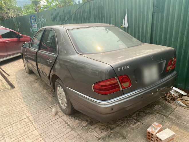 Những chiếc xe sang tiền tỷ bị bỏ quên trên phố- Ảnh 6. Những chiếc xe sang tiền tỷ bị bỏ quên trên phố- Ảnh 6.