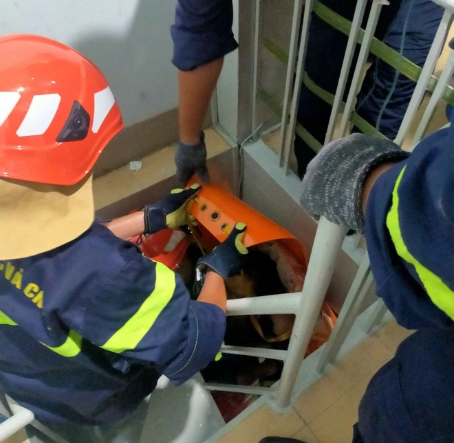 Cảnh s&aacute;t PCCC kịp thời cứu người đ&agrave;n &ocirc;ng h&ocirc;n m&ecirc; mắc kẹt tr&ecirc;n tầng- Ảnh 3.