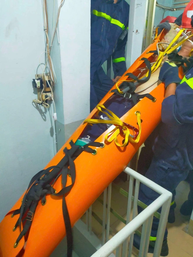 Cảnh s&aacute;t PCCC kịp thời cứu người đ&agrave;n &ocirc;ng h&ocirc;n m&ecirc; mắc kẹt tr&ecirc;n tầng- Ảnh 2.