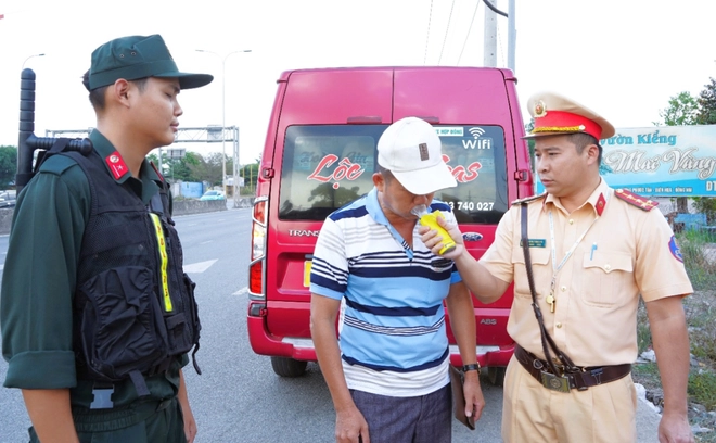 Giữa d&ograve;ng xe ken đặc trong đ&ecirc;m lễ, CSGT mở đường kịp đưa sản phụ đến bệnh viện an to&agrave;n- Ảnh 3.