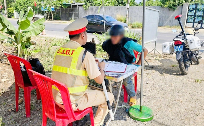 Giữa d&ograve;ng xe ken đặc trong đ&ecirc;m lễ, CSGT mở đường kịp đưa sản phụ đến bệnh viện an to&agrave;n- Ảnh 4.