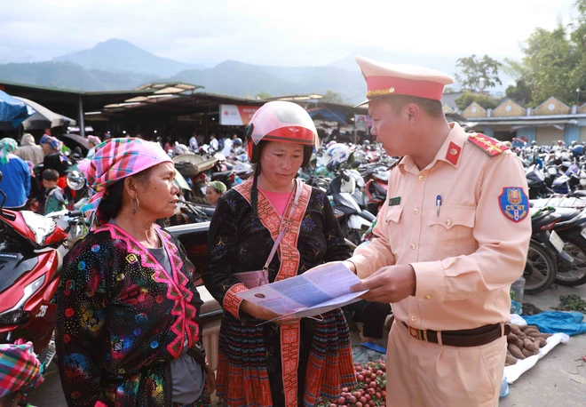 Lai Ch&acirc;u: Đưa tiếng đồng b&agrave;o thiểu số v&agrave;o tuy&ecirc;n truyền, s&aacute;t hạch thi giấy ph&eacute;p l&aacute;i xe- Ảnh 1.