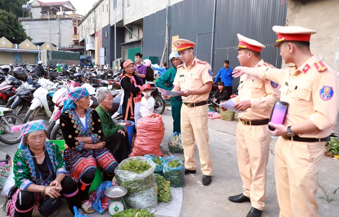Lai Ch&acirc;u: Đưa tiếng đồng b&agrave;o thiểu số v&agrave;o tuy&ecirc;n truyền, s&aacute;t hạch thi giấy ph&eacute;p l&aacute;i xe- Ảnh 2.