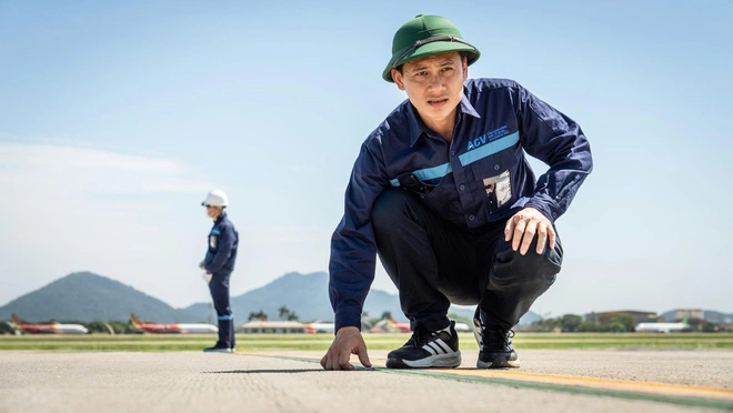 Nh&acirc;n vi&ecirc;n s&acirc;n bay Nội B&agrave;i căng m&igrave;nh l&agrave;m việc giữa nắng n&oacute;ng như rang- Ảnh 5.