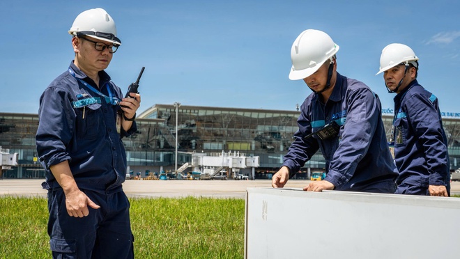 Nh&acirc;n vi&ecirc;n s&acirc;n bay Nội B&agrave;i căng m&igrave;nh l&agrave;m việc giữa nắng n&oacute;ng như rang- Ảnh 7.