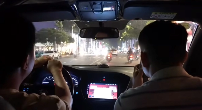 Đi nhầm địa điểm, thí sinh được CSGT Đồng Nai hỗ trợ quay lại đúng điểm thi kịp giờ
- Ảnh 4. Đi nhầm địa điểm, thí sinh được CSGT Đồng Nai hỗ trợ quay lại đúng điểm thi kịp giờ
- Ảnh 4.